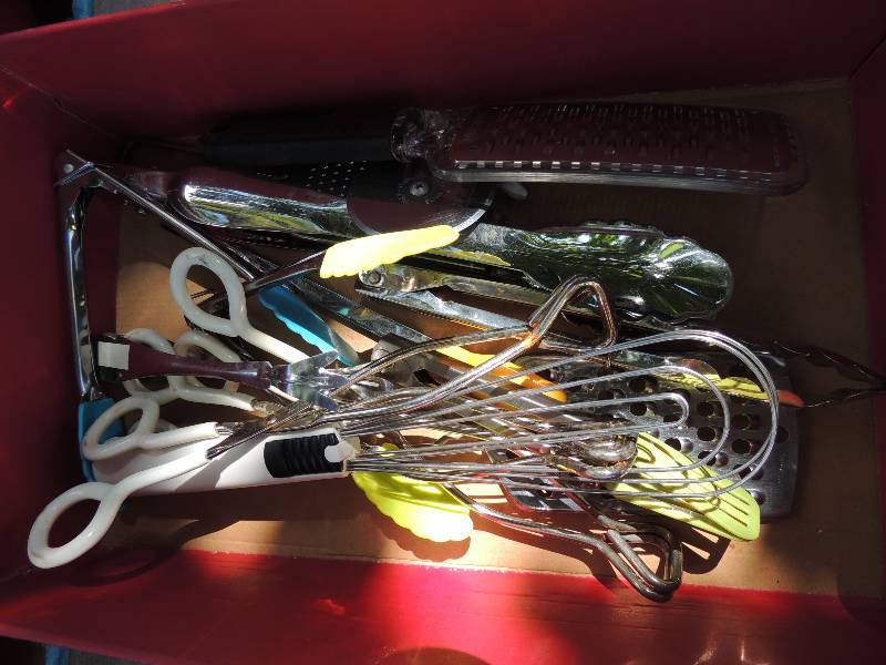 lot 418 image: GRATERS, SHREDDERS, ZESTER, TONGS...