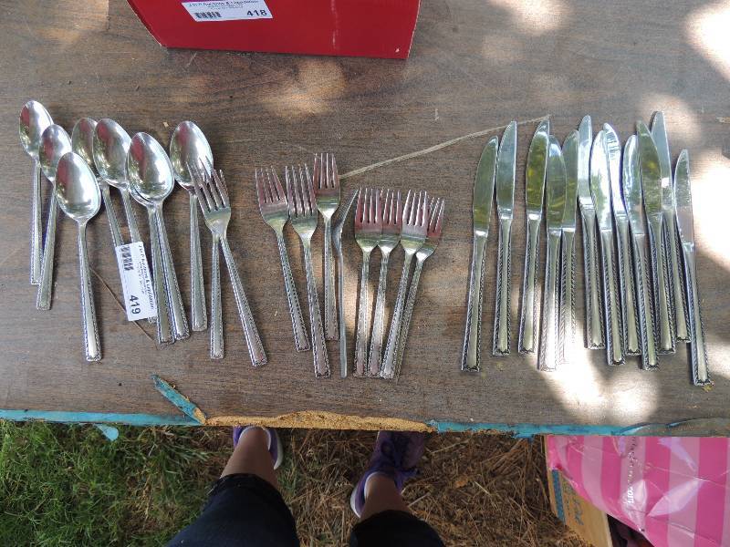 lot 419 image: set of matching utensils, 10 forks...