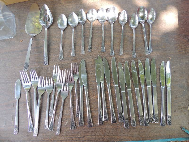 lot 442 image: silverware lot - 14 knives, 9 forks...