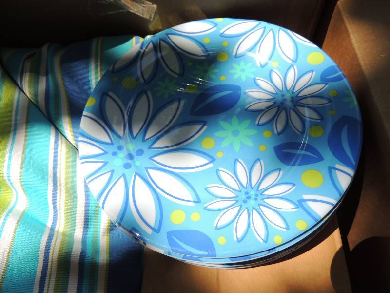 lot 421 image: Picnic set with 8 bowls, 15 small p...