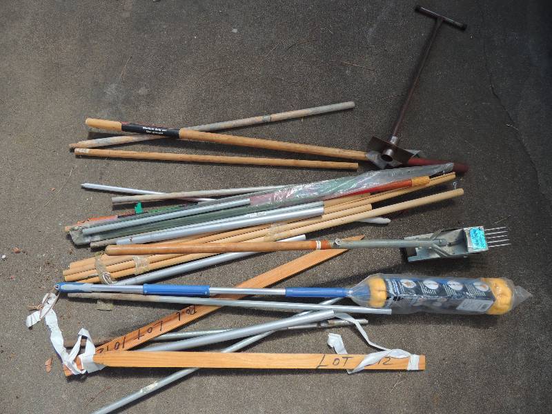 lot 423 image: Box of misc. garden tools, paint ro...