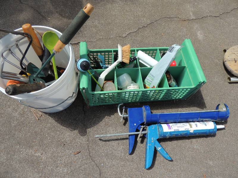 lot 424 image: CAULKING GUNS, bucket of misc garde...