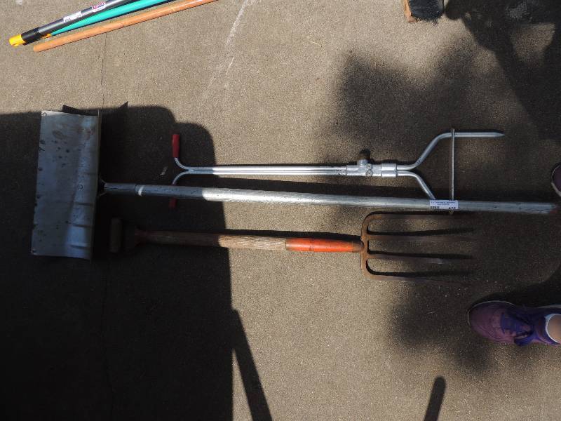 lot 428 image: Snow shovel, yard soaker, garden fo...