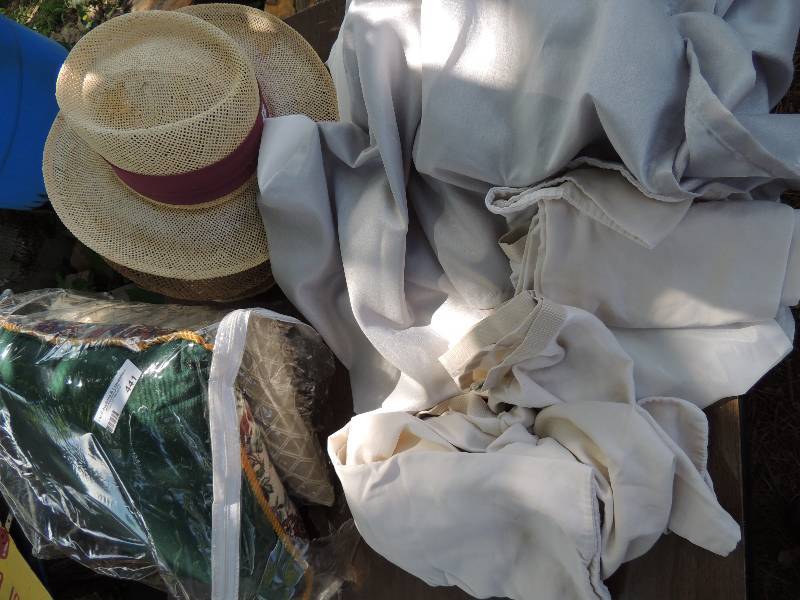 lot 441 image: 4 straw hats, 4 pillow cases...