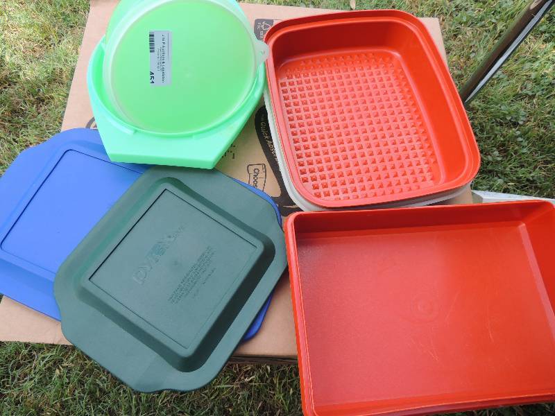 lot 451 image: Plastic Tupperware and Pyrex lid ...