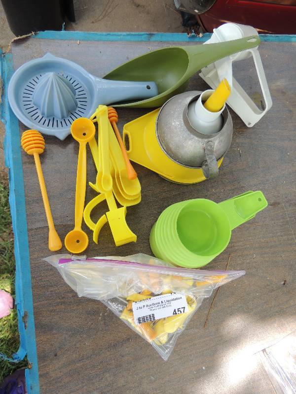 lot 457 image: Corn Husk, Measuring spoons and cup...