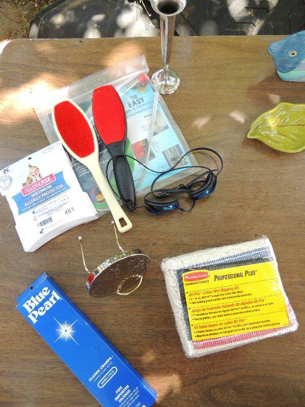 lot 461 image: Incense, lent brushes, Rubber Maid ...