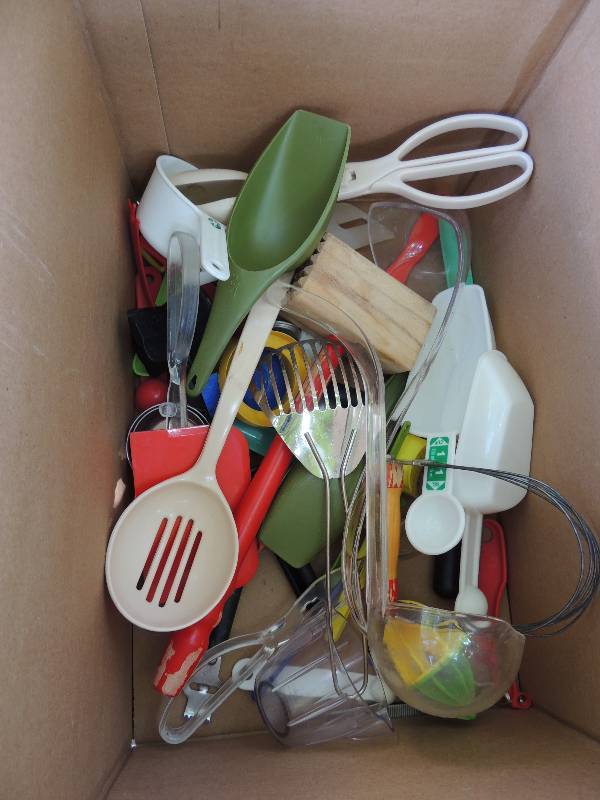 lot 459 image: plastic assorted kitchen utensils- ...