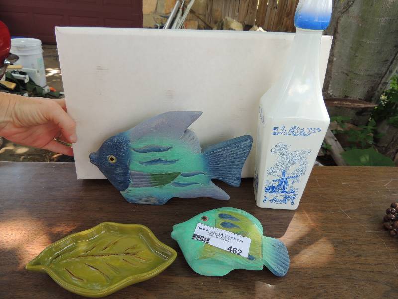 lot 462 image: 2 porcelain fish, soap dish, and LI...