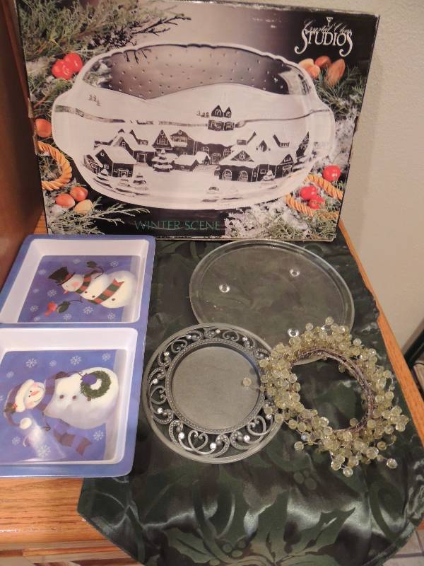 lot 123 image: table liner, 15 oblong frosted win...