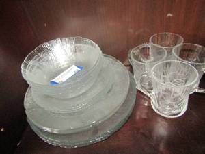 lot 62 image: clear glass floral dining set 4 large dinner plates, 4 saucers, 4 dessert plates and 4 bowls,and 4 coffee cups