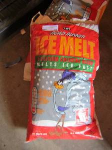 lot 69 image: 2 unopened bags of road runner ice melt qty 2