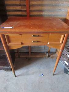 lot 70 image: Vintage wooden sewing table in good condition has singer sewing machine inside