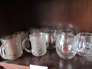 lot 82 image: Handled clear glss mugs qty 5, wine glasses qty 4