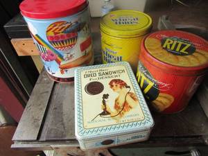 lot 100 image: Tin casn lot includes, DeLuxe-- oreo sandwich-- ritz cracker-- Cracker jack-- wheat thins very vintage tin cans all with lids