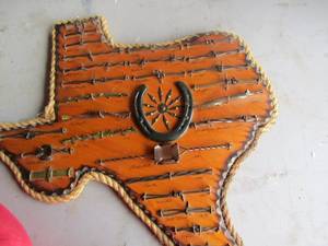 lot 4 image: Texas shape wall art made BARBED WIRE COLLECTION, ROPE, very nice condition, also has a horse shoe, mini saddle and mini spurs , 22X22