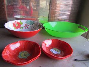 lot 113 image: Lot of plastic bowls qty 6