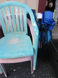 lot 118 image: 2 blue fold up camping chairs, 2 plastic yard chairs,