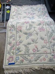 lot 121 image: 6643 flower area rug very thick, doesn�t need anything to set up in your house