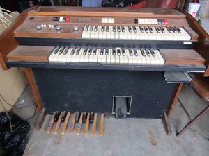 lot 2 image: Baldwin Organ in mint condition, everything works