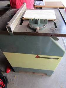 lot 1 image: Paramount Woodworker , works and comes with original paperwork and all extra amenities