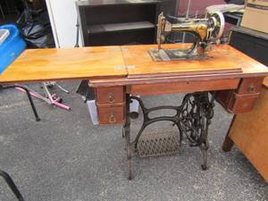 lot 3 image: Vintage Singer sewing machine TREDLE HAND CRANK in table #1315978  (1873) lion crown design  31X35X17 CLOSED 31x57x17 opened