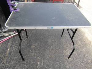 lot 9 image: Grooming table for small animals has poles and clamps with it
