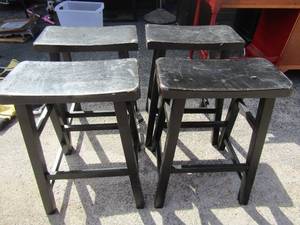 lot 12 image: 4 black wooden backless barstools in great conditon 2ft tall just need cleaned