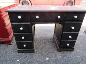 lot 17 image: 304220 Black 9 drawer kids desk, sturdy condition
