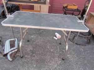 lot 42 image: LARGE GROOMING TABLE