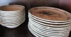 lot 76 image: International Stoneware cereal bowls qty 10 and dinner plates qty 11, all have Holly leaf design with white ducks on them