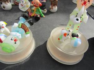 lot 128 image: 2 circus clowns glass one clown needs to be regluded)  also they are music boxes