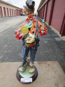 lot 135 image: Da Vinci collection clown 17 in tall candy clown