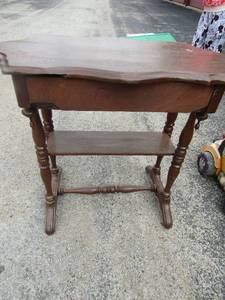 lot 142 image: SIDE TABLE  SINGLE DRAWER  27x30x17 in good condition