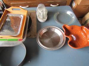 lot 146 image: kitchen lot includes chopper, jelly mold, pie pans, platters, pizza pans and more