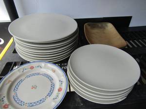 lot 150 image: 10 dinner plates, 5 saucers, 1 blue rim saucer,  gold color square saucer