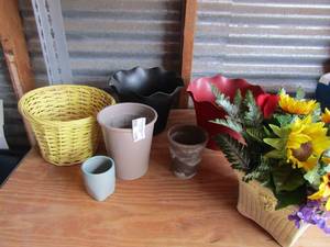lot 170 image: Flower planter pots of all sizes most plastic, indoor outdoor use and 1 decretive table plant