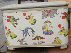 lot 57 image: Vintage childs toy chest with circus design pattern, top needs repair but rest is in amazing shape