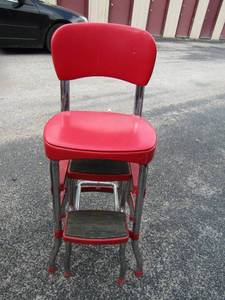 lot 59 image: Vintage red stool with pull out steps, in great condition, red with metal frame
