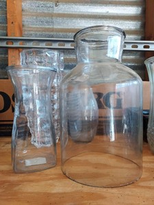 lot 182 image: 4 large clear glass vases, 1 large glass cover unknown for its use