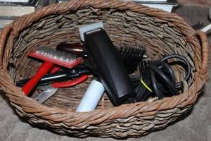 lot 85 image: Basket of Pet Grooming Supplies
