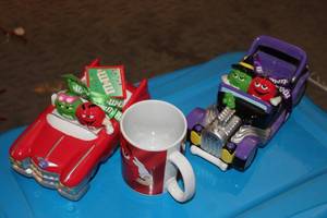lot 17 image: Two Galerie Brand Ceramic M&M Collectors Cars and M&M Mug