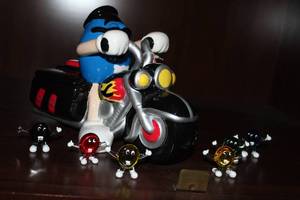 lot 4 image: Collectable M&M Cookie Jar and Little Glass M&Ms