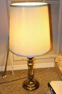 lot 87 image: Brass Table Lamp
