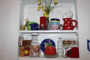 lot 14 image: Misc. Kitchen Decor