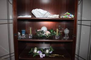 lot 102 image: Home Decor Items, All 3 shelves, Contents only