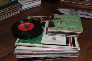 lot 124 image: Large Quantity of Various Vynl Records LPs and 45s as shown