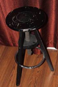 lot 131 image: Vintage Stool Twists to raise up and Down