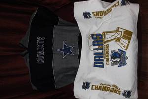 lot 138 image: Dallas Cowboys poncho and Mavericks towel