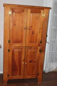 lot 150 image: Country Style Hutch